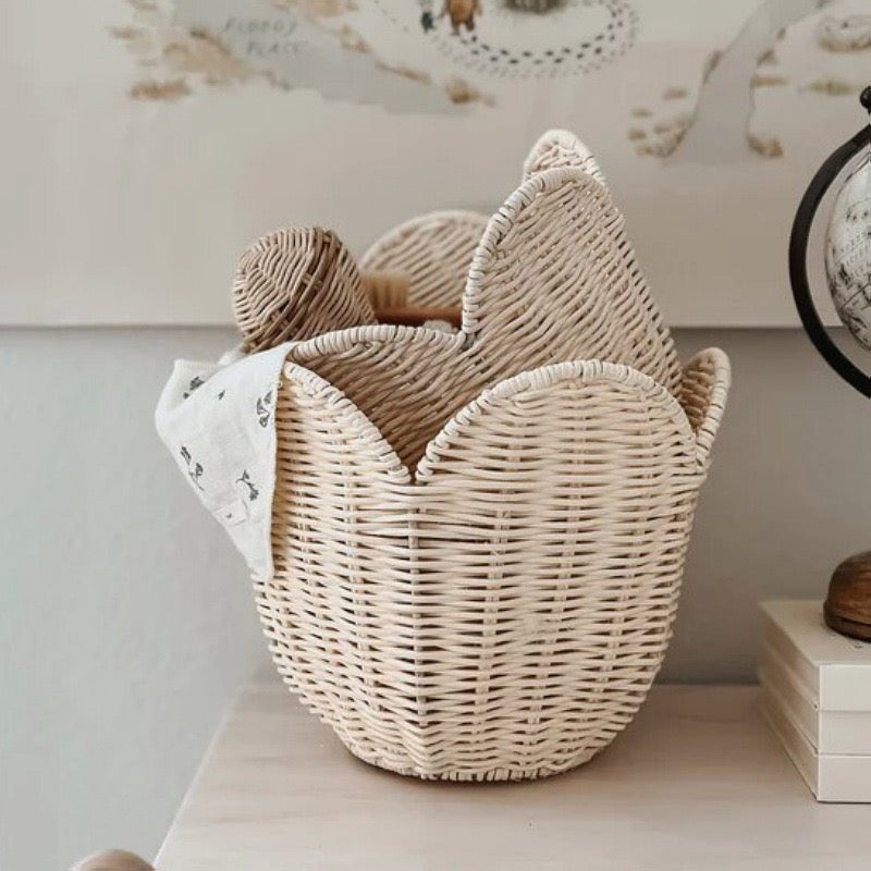 Flower Petal Woven Storage Basket, Decorative Wicker Organizer for Toys, Clothes, Books & Nursery Room-cc-091810