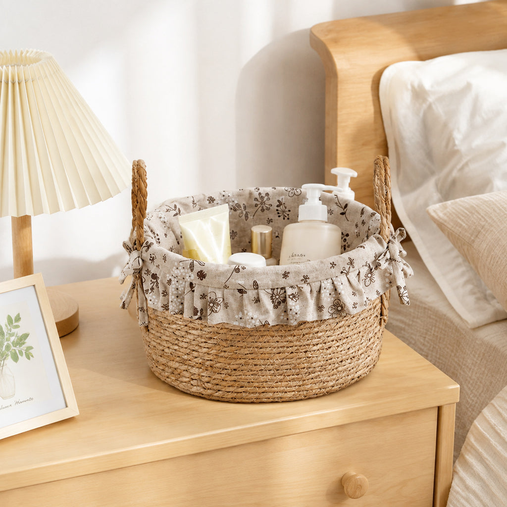 Handwoven Seagrass Storage Basket with Floral Ruffle Liner & Bow Handles, Round Woven Organizer Basket for Nursery, Bedroom & Home Decor -ZENG-091609