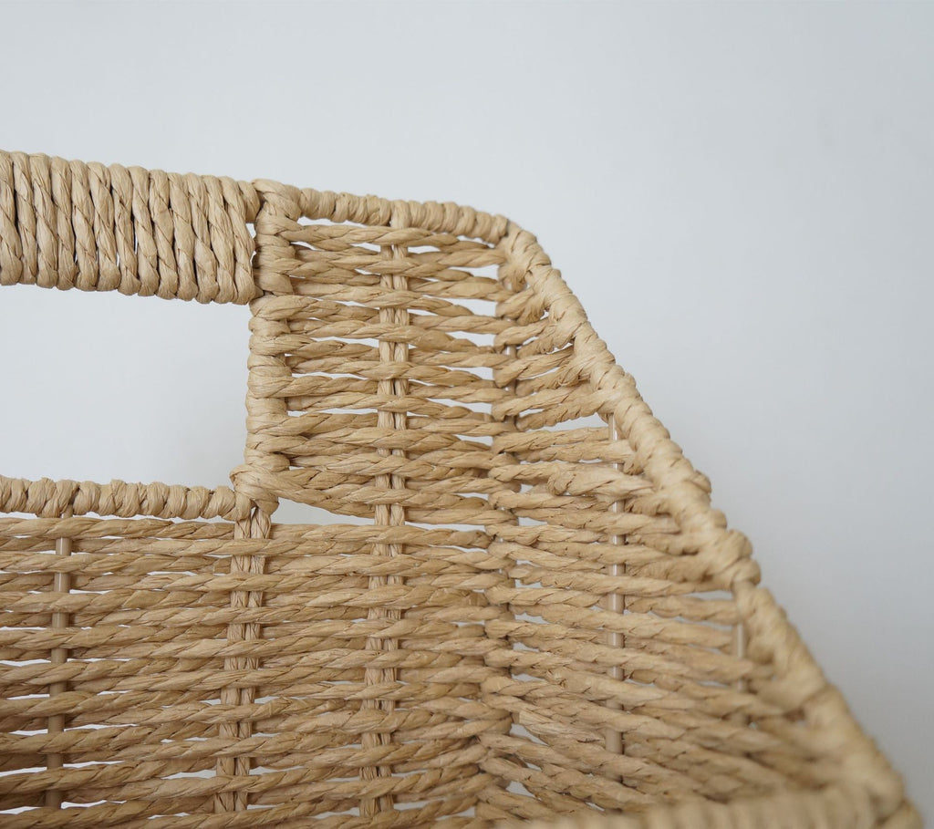 Wall Mounted Woven Straw House Storage Basket Handmade Rattan Wall Organizer with Wooden Handle and Lattice Window Design, Rustic Farmhouse Decorative Wall Hanging Shelf for Keys, Mail, Small Plants -cc-092007