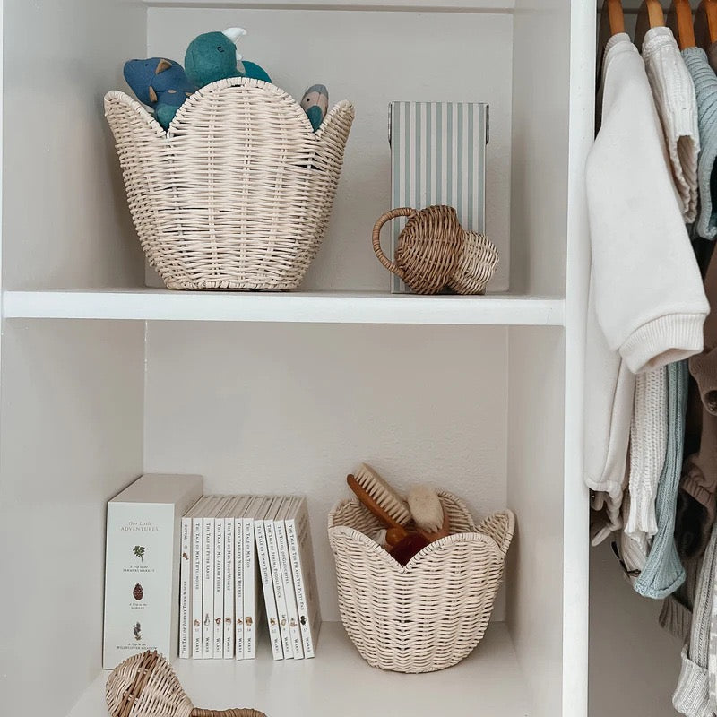 Flower Petal Woven Storage Basket, Decorative Wicker Organizer for Toys, Clothes, Books & Nursery Room-cc-091810