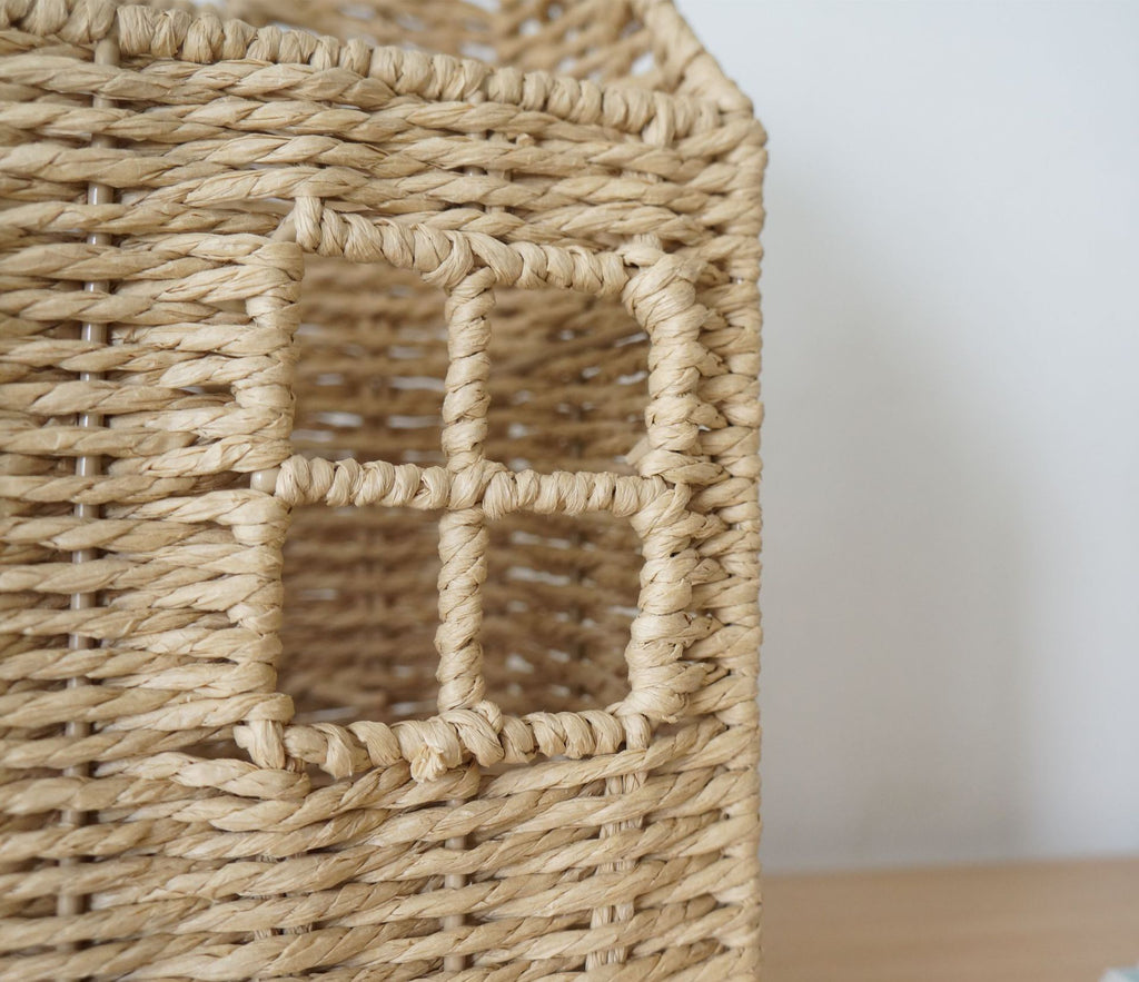 Wall Mounted Woven Straw House Storage Basket Handmade Rattan Wall Organizer with Wooden Handle and Lattice Window Design, Rustic Farmhouse Decorative Wall Hanging Shelf for Keys, Mail, Small Plants -cc-092007