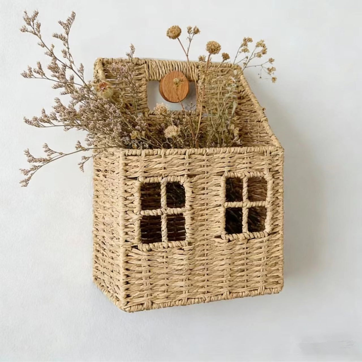 Wall Mounted Woven Straw House Storage Basket Handmade Rattan Wall Organizer with Wooden Handle and Lattice Window Design, Rustic Farmhouse Decorative Wall Hanging Shelf for Keys, Mail, Small Plants -cc-092007