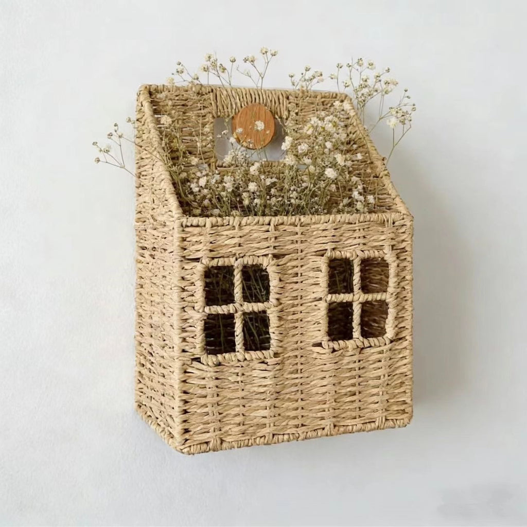 Wall Mounted Woven Straw House Storage Basket Handmade Rattan Wall Organizer with Wooden Handle and Lattice Window Design, Rustic Farmhouse Decorative Wall Hanging Shelf for Keys, Mail, Small Plants -cc-092007