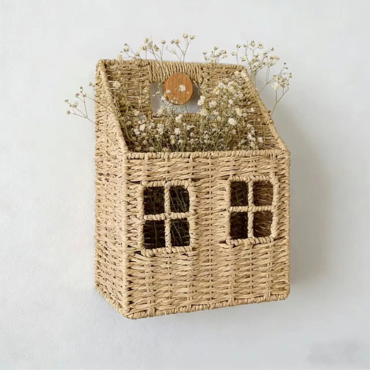 Wall Mounted Woven Straw House Storage Basket Handmade Rattan Wall Organizer with Wooden Handle and Lattice Window Design, Rustic Farmhouse Decorative Wall Hanging Shelf for Keys, Mail, Small Plants -cc-092007