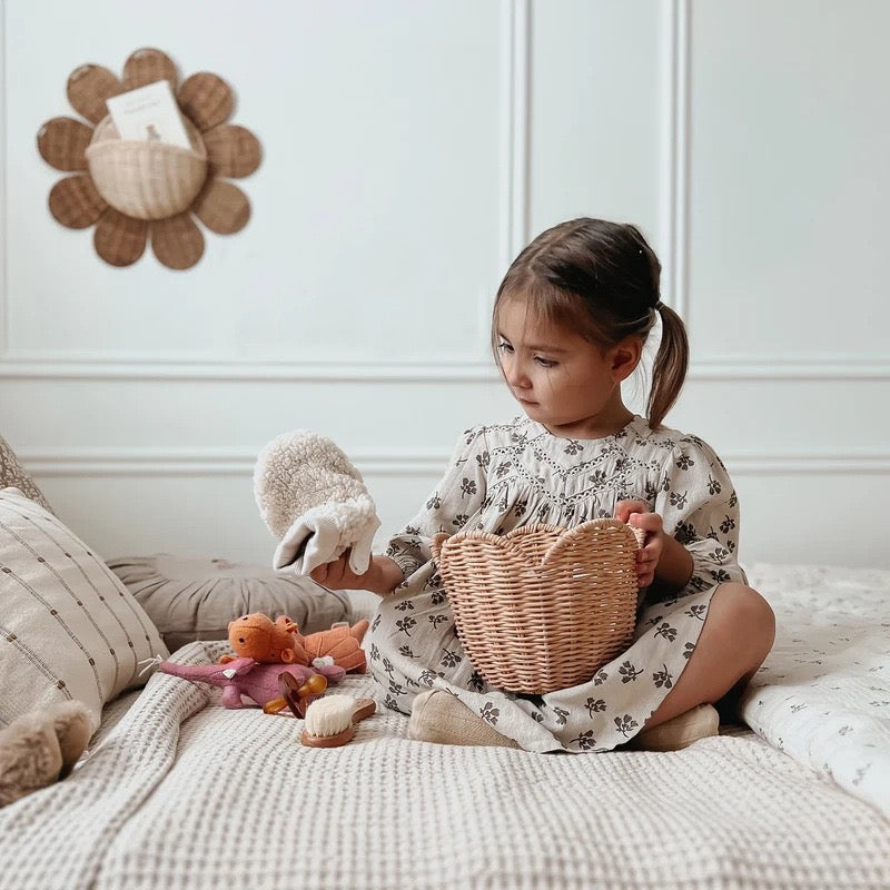Flower Petal Woven Storage Basket, Decorative Wicker Organizer for Toys, Clothes, Books & Nursery Room-cc-091810