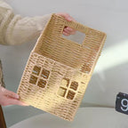 Wall Mounted Woven Straw House Storage Basket Handmade Rattan Wall Organizer with Wooden Handle and Lattice Window Design, Rustic Farmhouse Decorative Wall Hanging Shelf for Keys, Mail, Small Plants -cc-092007