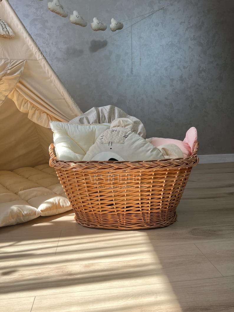 Large rattan laundry basket with lining