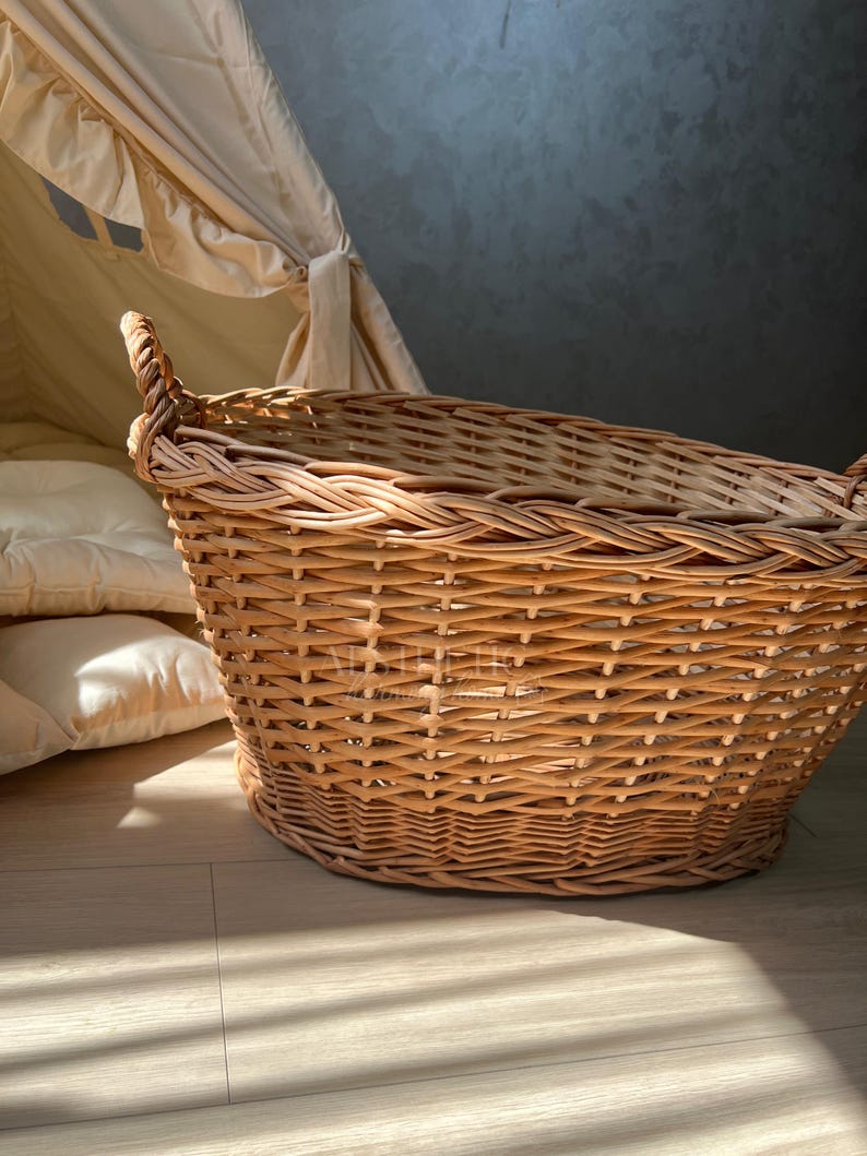 Large rattan laundry basket with lining