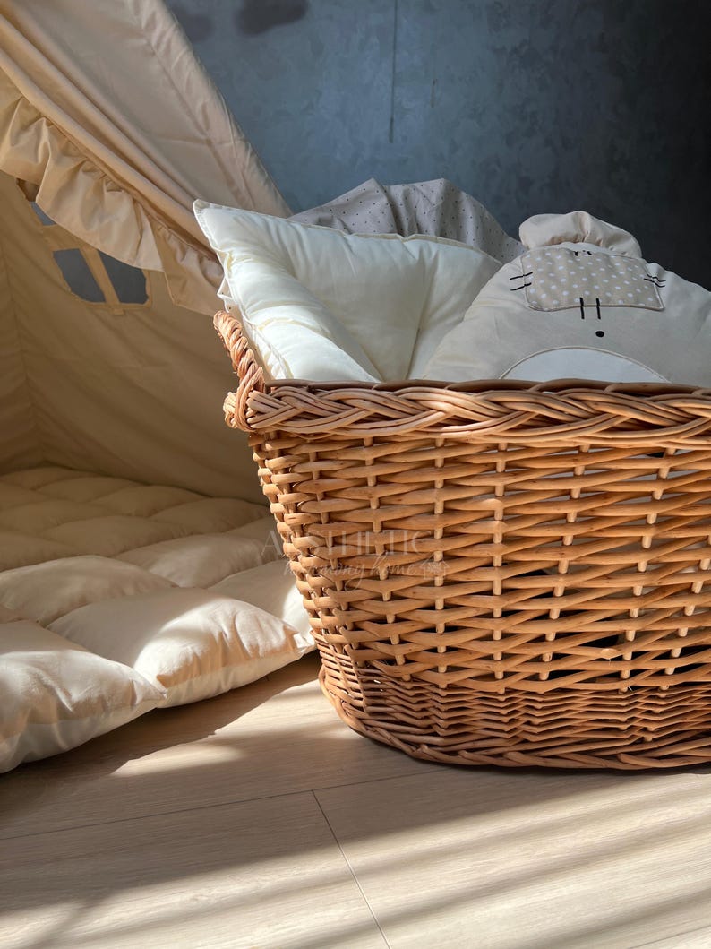 Large rattan laundry basket with lining
