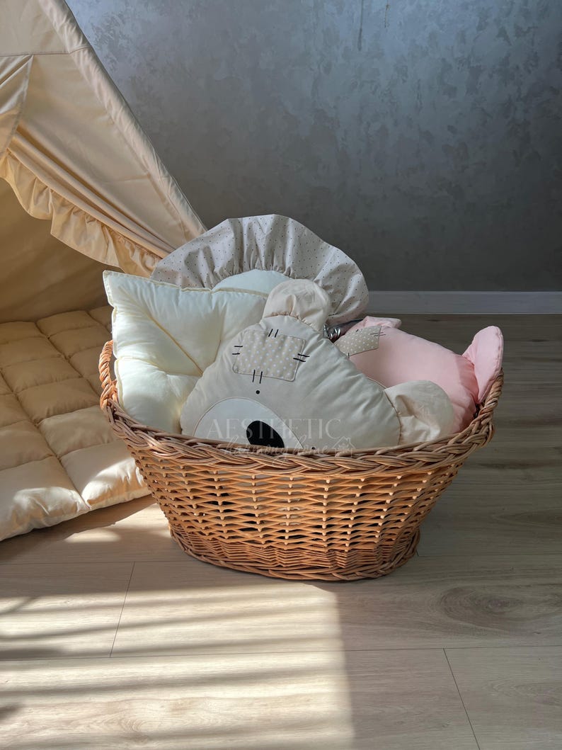 Large rattan laundry basket with lining