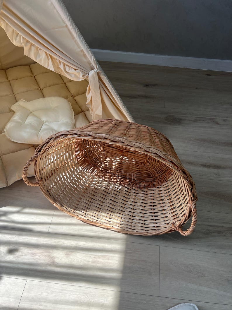 Large rattan laundry basket with lining