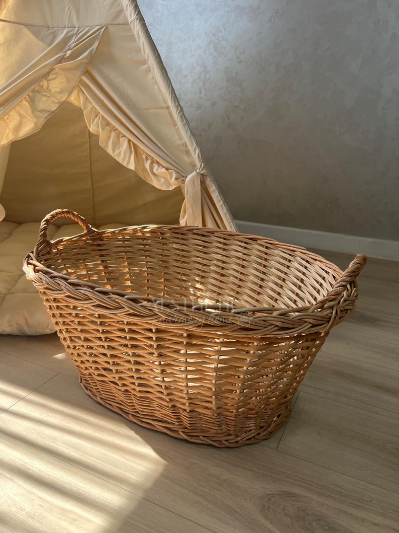 Large rattan laundry basket with lining