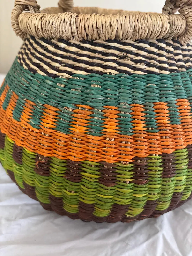 Peque�a maceta/cesta de almacenamiento tejida a mano