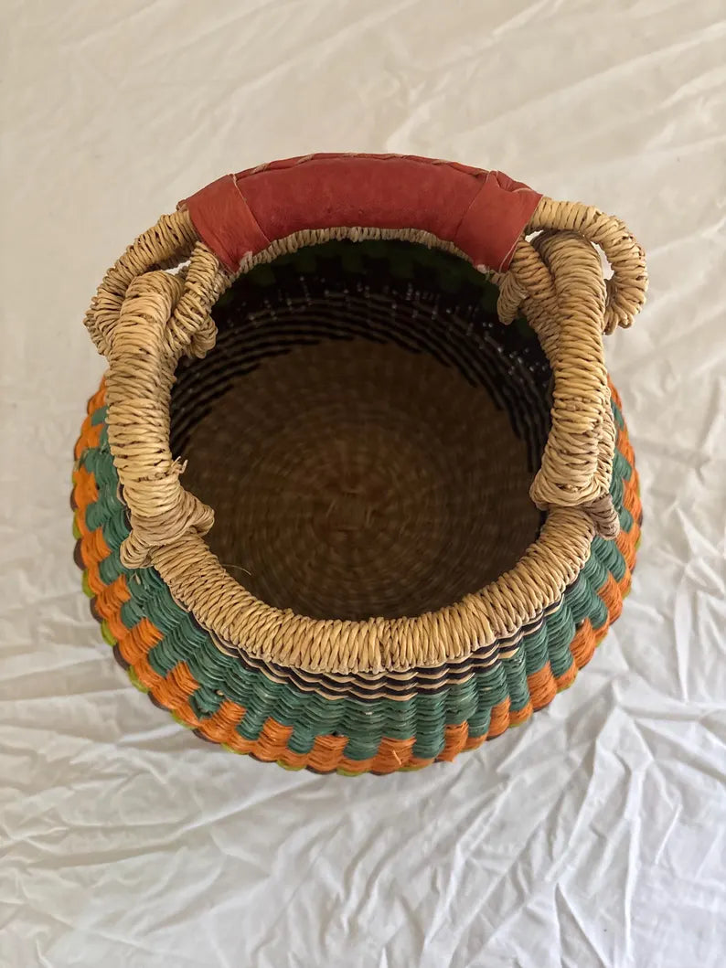 Peque�a maceta/cesta de almacenamiento tejida a mano