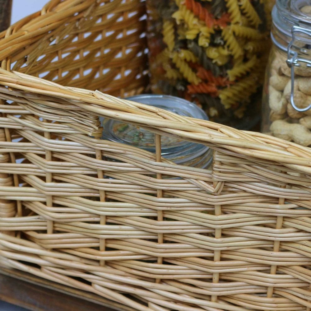 Cesta de almacenamiento de mimbre para cajones de cocina.