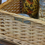 Cesta de almacenamiento de mimbre para cajones de cocina.